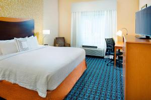 圣安东尼奥圣安东尼奥海洋世界/韦斯托弗山万豪费尔菲尔套房客栈的酒店客房设有一张大床和一张书桌。