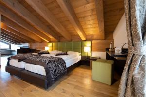 圣卡特琳娜瓦尔夫维帝格酒店的一间卧室设有一张大床和木制天花板