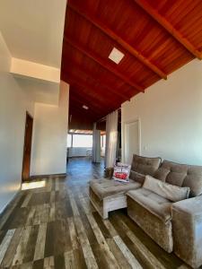 弗洛里亚诺波利斯Barra da Lagoa Guest House的带沙发和木制天花板的客厅