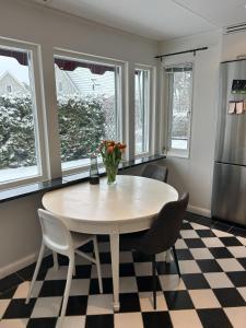 斯德哥尔摩Villa Stockholm Täby的厨房配有桌椅和冰箱。
