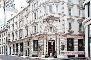 伦敦万豪斯莱德尼德勒斯精选纪念酒店的一条城市街道上的白色大建筑