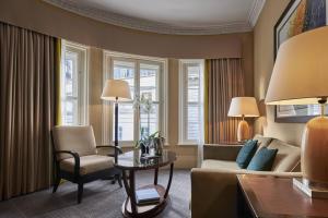 伦敦万豪斯莱德尼德勒斯精选纪念酒店的客厅配有沙发和桌子