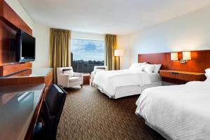 渥太华渥太华威斯汀酒店的酒店客房设有两张床和一台平面电视。