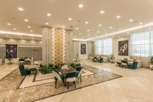 阿莱曼Tolip Resort Sunrays New- Alamein的大楼内带桌椅的大堂