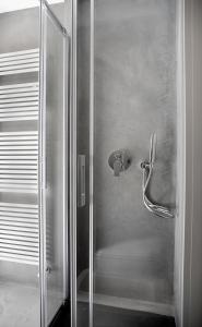 多莫多索拉Ca Bussun的带淋浴的浴室,带玻璃门