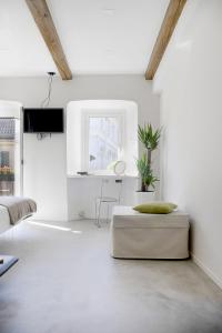 多莫多索拉Ca Bussun的白色的客厅配有沙发和桌子
