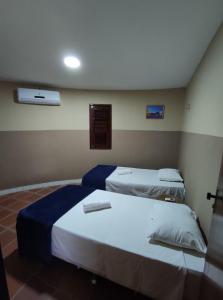路易斯科雷亚Residência Europa的一间客房内配有两张床的房间