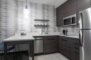 安德森Residence Inn by Marriott Anderson Clemson的厨房配有不锈钢冰箱和桌子