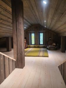 弗洛Hytte i Hallingdal/Flå的大型客房,设有木地板和窗户。