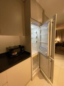利雅德4Leisure Suites DAMAC Esclusiva Towers的厨房里设有冰箱,门开