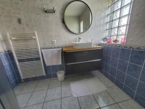 奥弗涅库尔农chez houria的一间带水槽和镜子的浴室