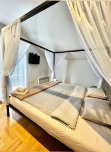 佩奇Town hostel的一间卧室配有一张带窗帘的大床