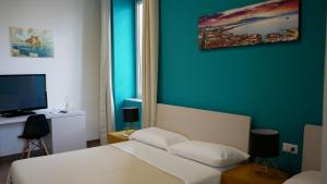 那不勒斯Terminal 1 Guest House的卧室配有白色的床和蓝色的墙壁