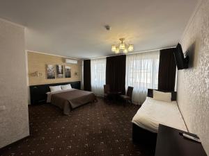 Malyye KhutoraHotel Merry Club的酒店客房设有两张床和吊灯。