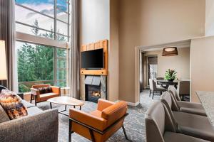 惠斯勒The Westin Resort & Spa, Whistler的客厅配有家具和壁炉