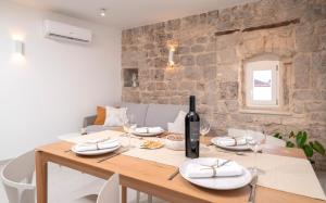 赫瓦尔Villa Moscatello的用餐室配有带1瓶葡萄酒的桌子