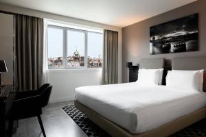 巴黎巴黎马约门站万豪AC酒店的酒店客房设有床和窗户。