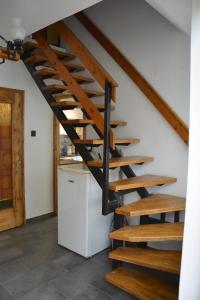 鲍洛通塞迈什Balatonszemes Nyaraló的螺旋楼梯,位于带木梯的厨房