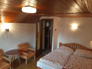鲍洛通塞迈什Balatonszemes Nyaraló的卧室配有一张床和一张桌子及椅子