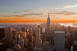 纽约纽约曼哈顿/市中心东费尔菲尔德套房酒店的日落时分城市摩天大楼的景色