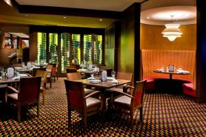 尼亚加拉瀑布尼亚加拉瀑布万怡酒店 的餐厅内带桌椅的用餐室