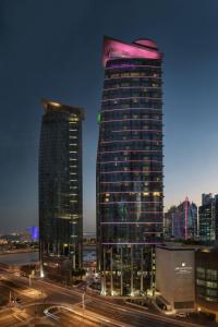 多哈JW Marriott Marquis City Center Doha的夜城两座高楼