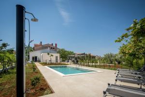 法扎纳Villa Skrila的一座房子后院的游泳池