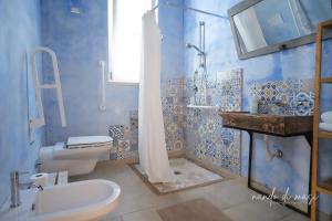 滨海波利尼亚诺马塞里亚吉安格兰德客房旅馆的蓝色的浴室设有卫生间和水槽