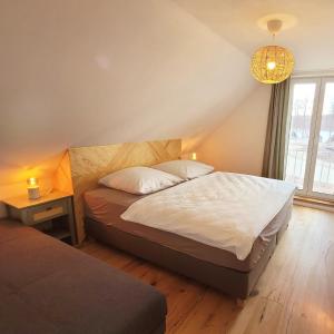 赖因斯贝格Haus am Seeufer的一间卧室配有一张床和一个吊灯