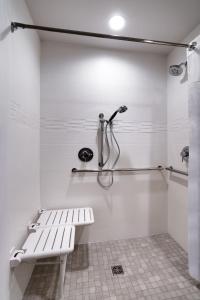 拉昆塔Residence Inn by Marriott La Quinta的白色的浴室设有长凳和淋浴。