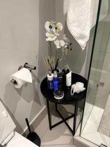 米德兰Exec Oasis @Ellipse的浴室里一张带鲜花的黑色桌子