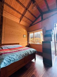 Leye金皮雕工作室的小木屋内一间卧室,配有一张床