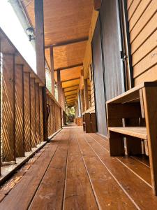 Leye金皮雕工作室的一座铺有木地板的建筑的空走廊