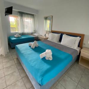 尼亚·蒙达尼亚Pansion Argo的酒店客房,配有两张带毛巾的床