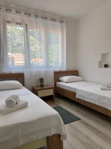 里桑Sea Level的一间卧室设有两张床和两个窗户。