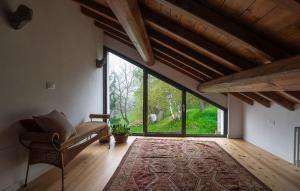 Selva di PrognoIl Sanco的带沙发和大窗户的客厅