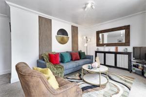 巴塞尔顿Elegant 3 Bedroom House in Basildon - Essex Free Parking & Superfast Wifi, upto 6 Guests的带沙发和电视的客厅