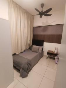 吉隆坡Mikael Homestay Kuala Lumpur的一间卧室配有一张床和吊扇