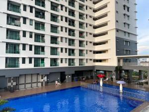 加影Vista Bangi Apartment的一座大型建筑前的酒店游泳池