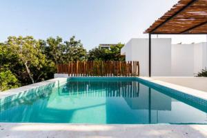 图卢姆Exclusive Villa "Town House" Luxury Amenities in Tulum的房屋内的游泳池