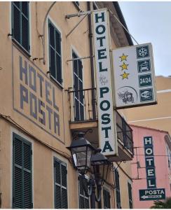 文蒂米利亚Hotel Posta的大楼一侧酒店标志