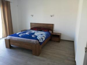 DumbrăviţaCasa luminoasa cu parcare gratuita la proprietate的一间卧室配有一张带蓝色棉被的床