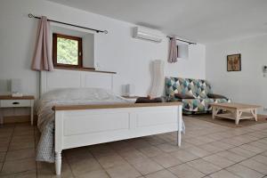 EspartignacLe Gauliat的白色卧室配有床和沙发