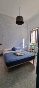 加拉蒂纳Boemio 30 - B&B Coliving的一间卧室配有一张带蓝色毯子的大床
