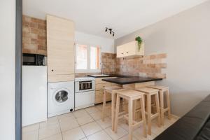 埃姆布能Charmante maison contemporaine idéalement située的一个带洗衣机和烘干机的小厨房