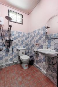 大城Baan Mee Suk Ayutthaya的一间带卫生间和水槽的浴室