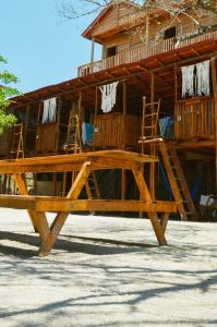 奥尔沃克斯岛Skycamp Camping Holbox的木桌顶部的房屋,配有两把椅子