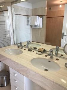 勒图凯-巴黎普拉日Appart T4 lumineux avec terrasse vue mer的一间带两个盥洗盆和大镜子的浴室