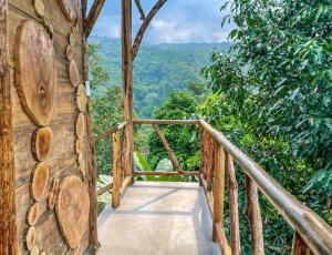 莫科阿Alojamiento rural Bellavista Experiences的享有森林景致的木制阳台