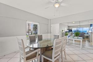 西耶斯塔岛Island House Beach Resort 3S的一间设有玻璃桌和椅子的用餐室